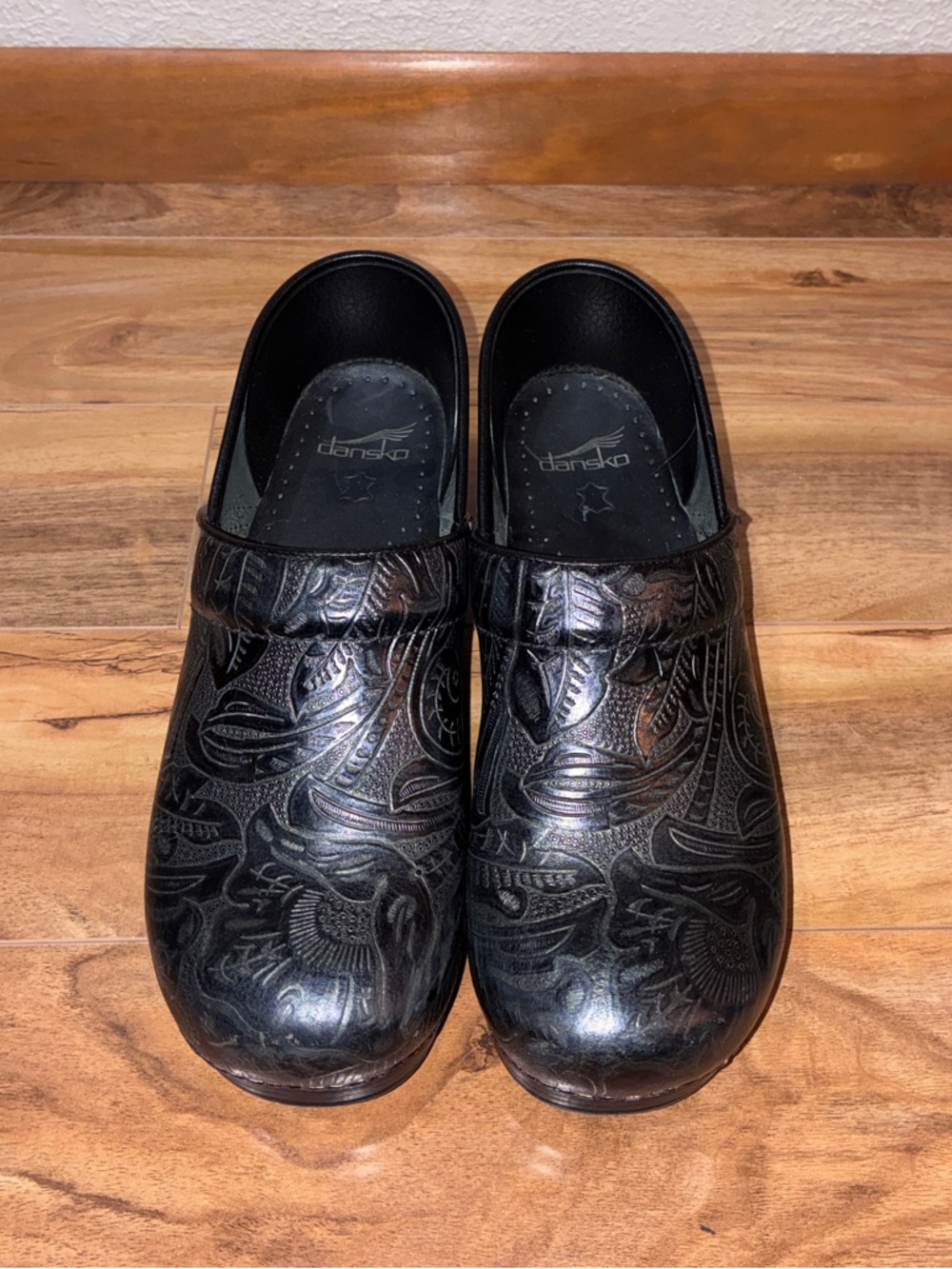 Dansko Professional Black Leather Tooled Clogs - size 41 (US 10.5/11) - Picture 3 of 10